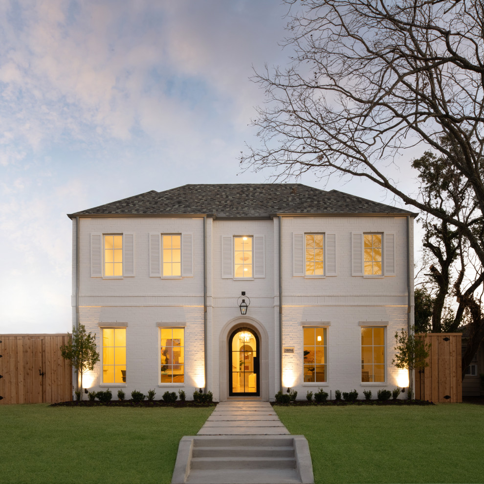 Großes, Zweistöckiges Klassisches Einfamilienhaus mit gestrichenen Ziegeln, weißer Fassadenfarbe, Walmdach, Schindeldach und grauem Dach in Dallas