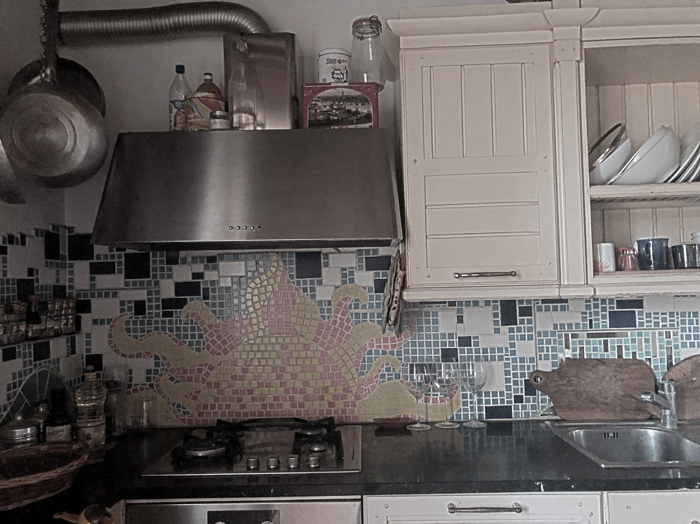 フィレンツェにある高級な小さな地中海スタイルのおしゃれなキッチン (ドロップインシンク、白いキャビネット、マルチカラーのキッチンパネル、モザイクタイルのキッチンパネル、シルバーの調理設備、アイランドなし) の写真