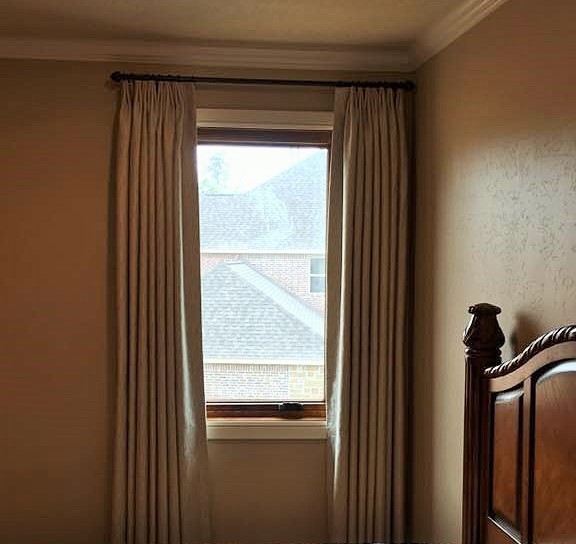 Example of a transitional home design design in Houston