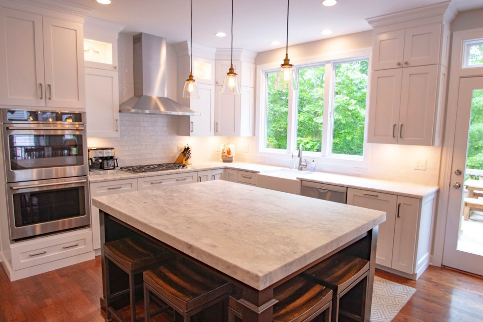 Example of a transitional kitchen design in DC Metro
