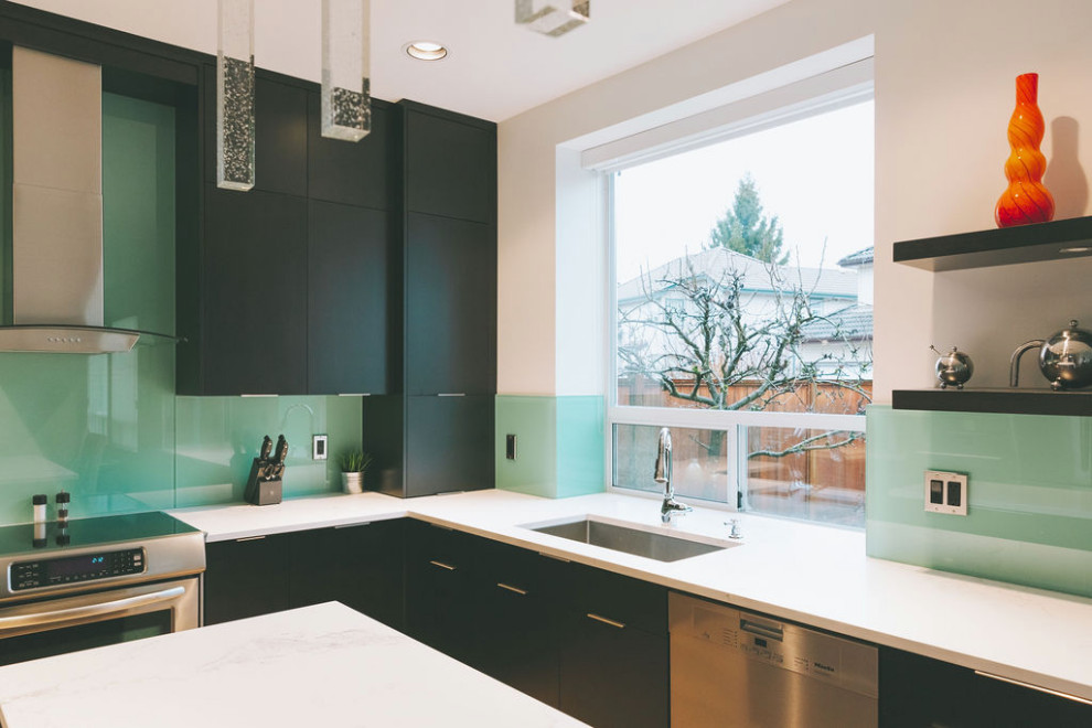 Transitional kitchen photo in Vancouver