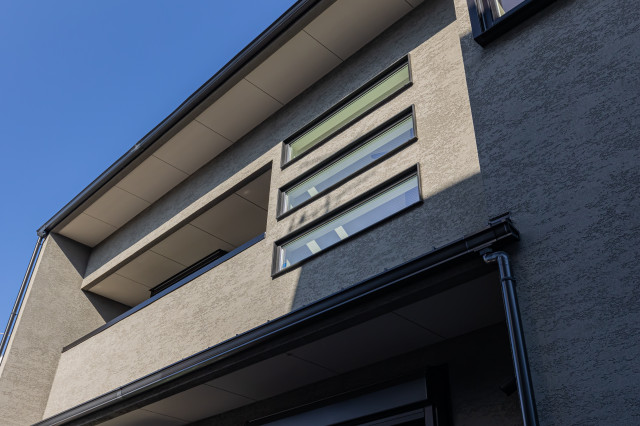 シンプルな外観にデザイン窓が映える moderne-facade