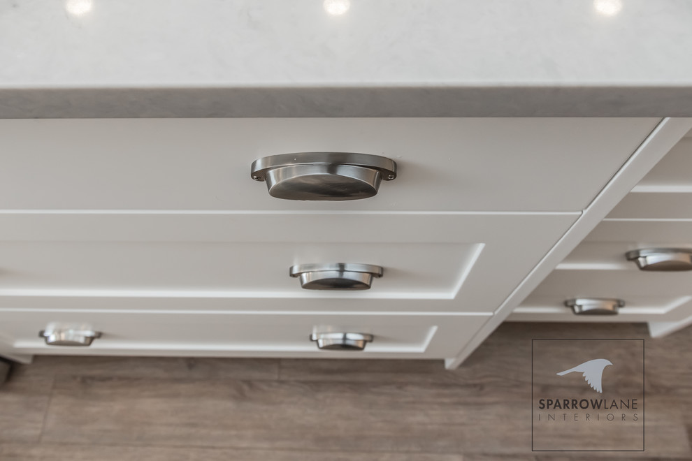 Example of a transitional home design design in Toronto