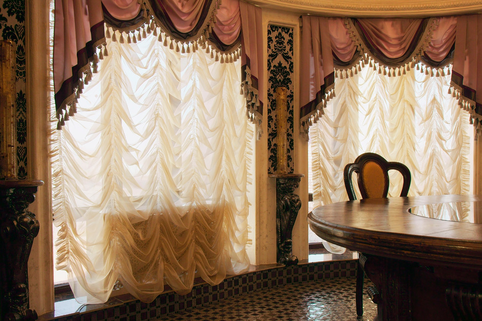 This is an example of a traditional dining room in Moscow.