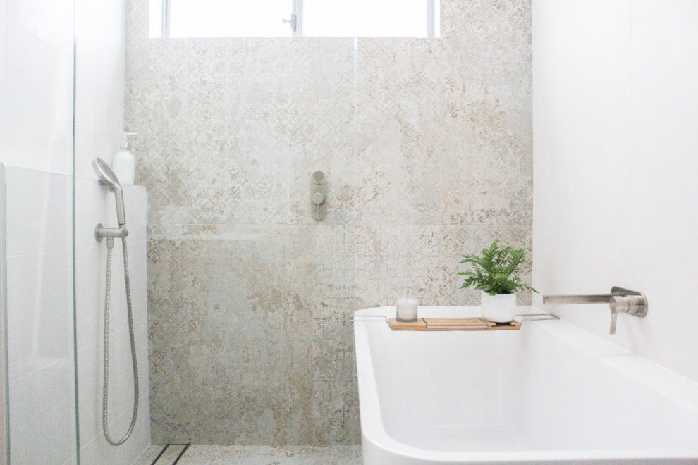 Modern inredning av ett litet vit vitt badrum med dusch, med släta luckor, vita skåp, ett fristående badkar, våtrum, flerfärgad kakel, porslinskakel, ett fristående handfat, bänkskiva i kvarts och med dusch som är öppen