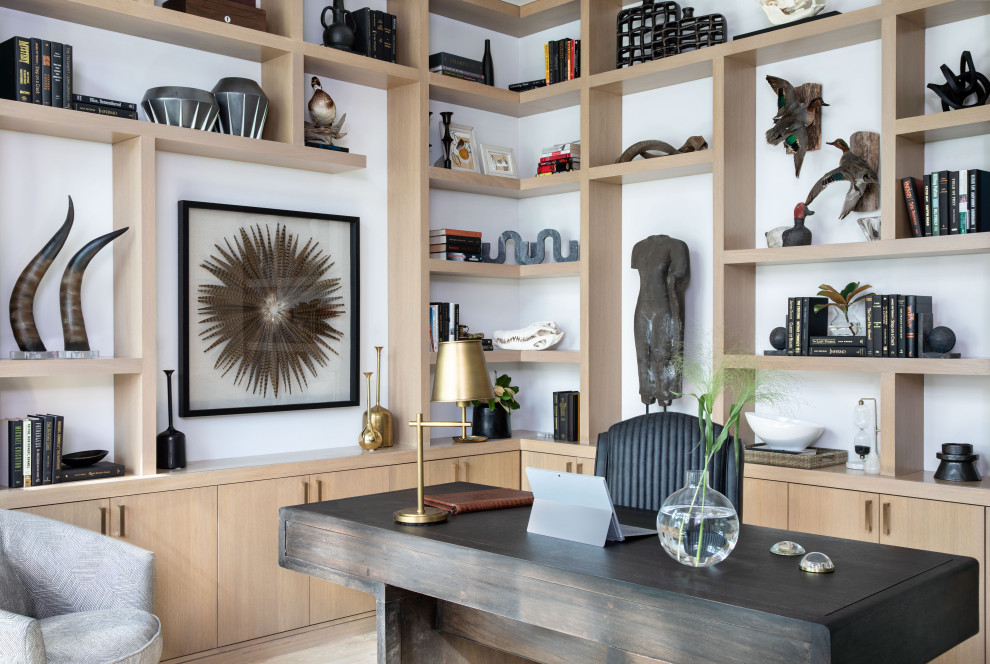 Imagen de despacho tradicional renovado extra grande con paredes blancas, suelo de madera clara y escritorio independiente