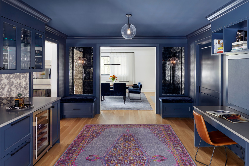 Foto di un angolo bar minimal di medie dimensioni con ante in stile shaker, ante blu e pavimento in legno massello medio