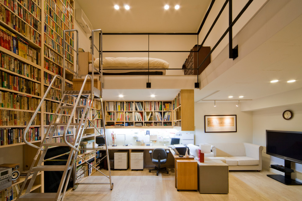 Photo of a traditional home office in Tokyo.