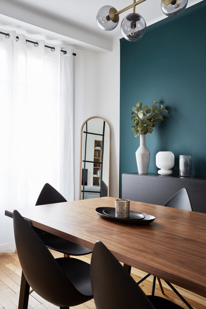 Offenes Modernes Esszimmer ohne Kamin mit grüner Wandfarbe, braunem Holzboden und braunem Boden in Paris