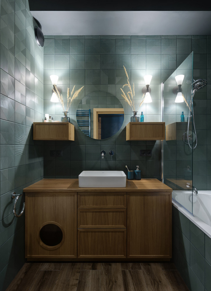 PL • темно-зеленая ванная комната с деревянной тумбой