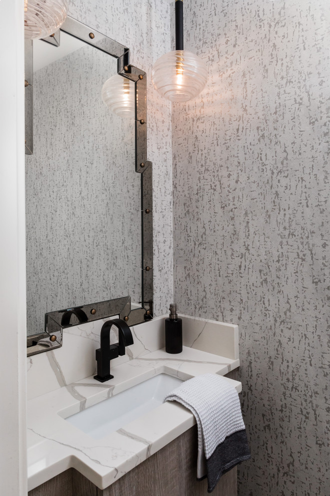 Modern inredning av ett litet vit vitt toalett, med skåp i mörkt trä, en vägghängd toalettstol, vit kakel, stenhäll, flerfärgade väggar, ljust trägolv, ett undermonterad handfat, bänkskiva i kvarts och vitt golv