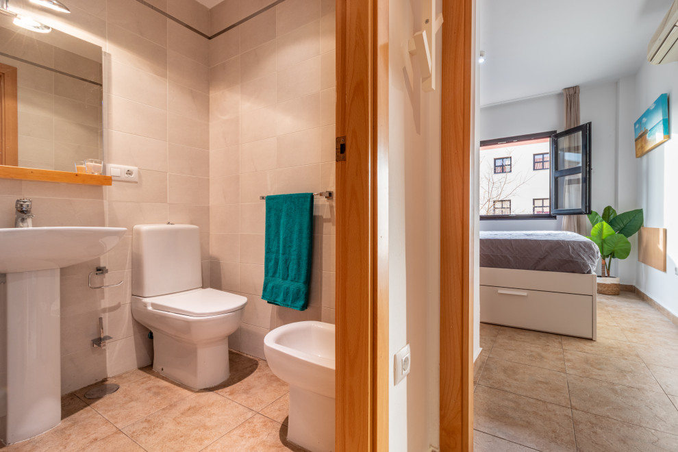 Стильный дизайн: ванная комната в скандинавском стиле с белыми стенами - последний тренд