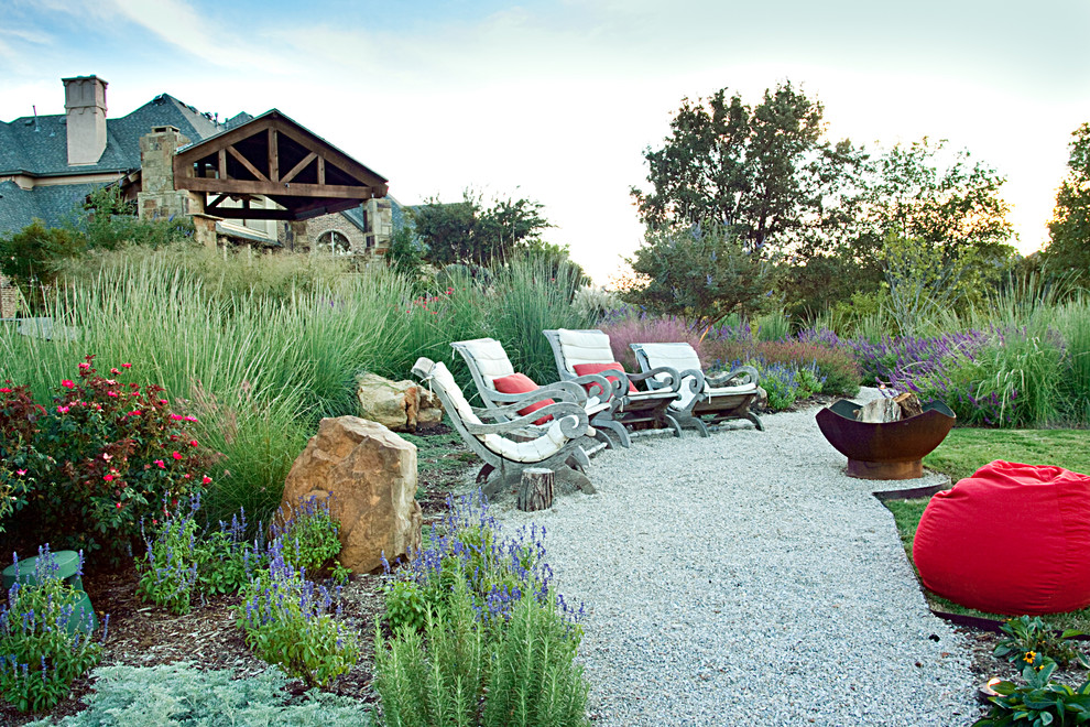 Photo of a country backyard garden in Dallas with gravel.