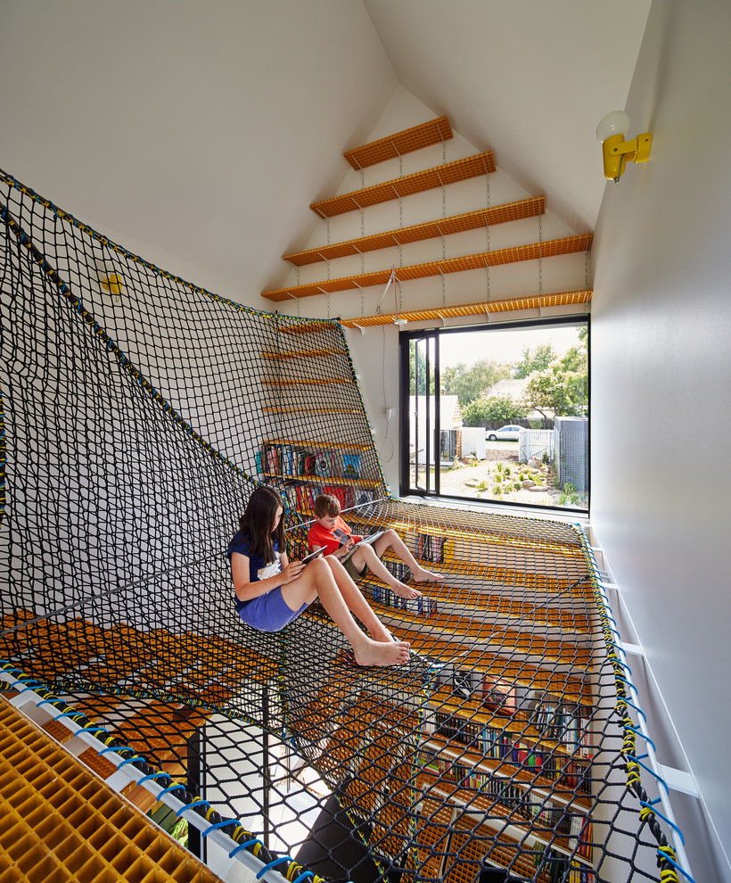 Modernes Kinderzimmer mit Spielecke und weißer Wandfarbe in Melbourne