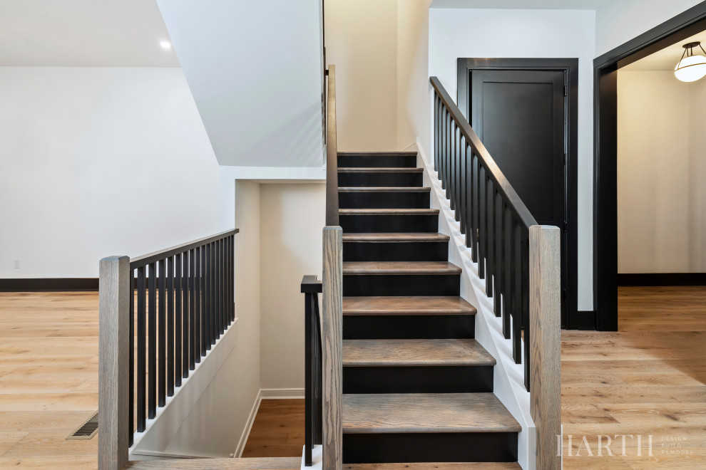 Diseño de escalera en U clásica renovada de tamaño medio con escalones de madera, contrahuellas de madera pintada y barandilla de metal