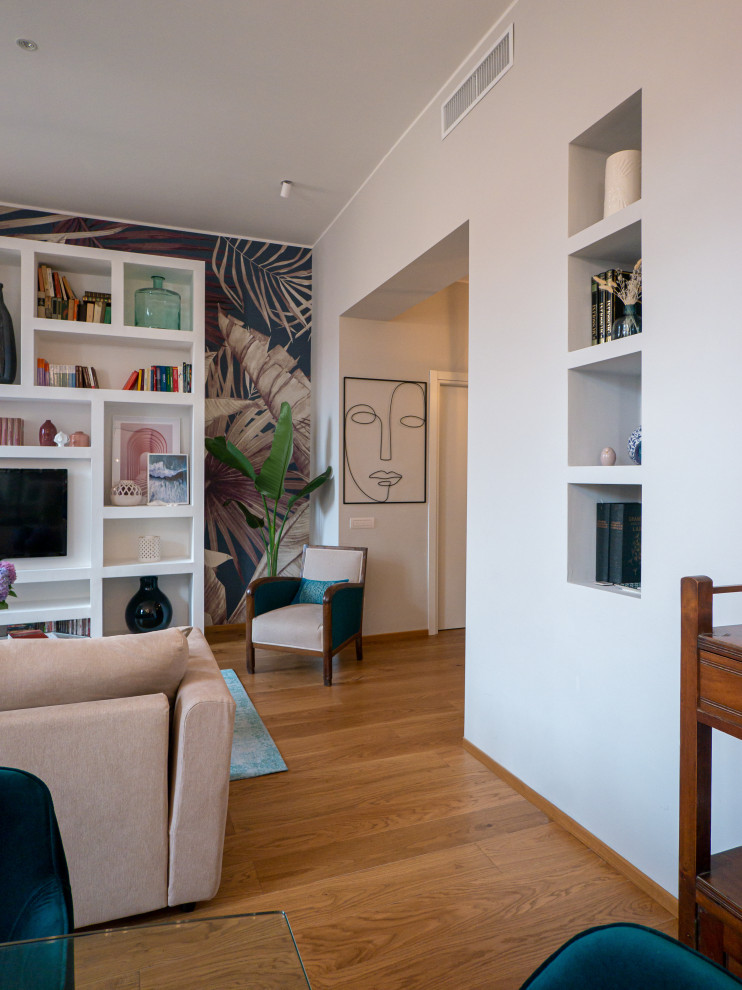 Exempel på ett stort modernt allrum med öppen planlösning, med grå väggar, ljust trägolv och en väggmonterad TV