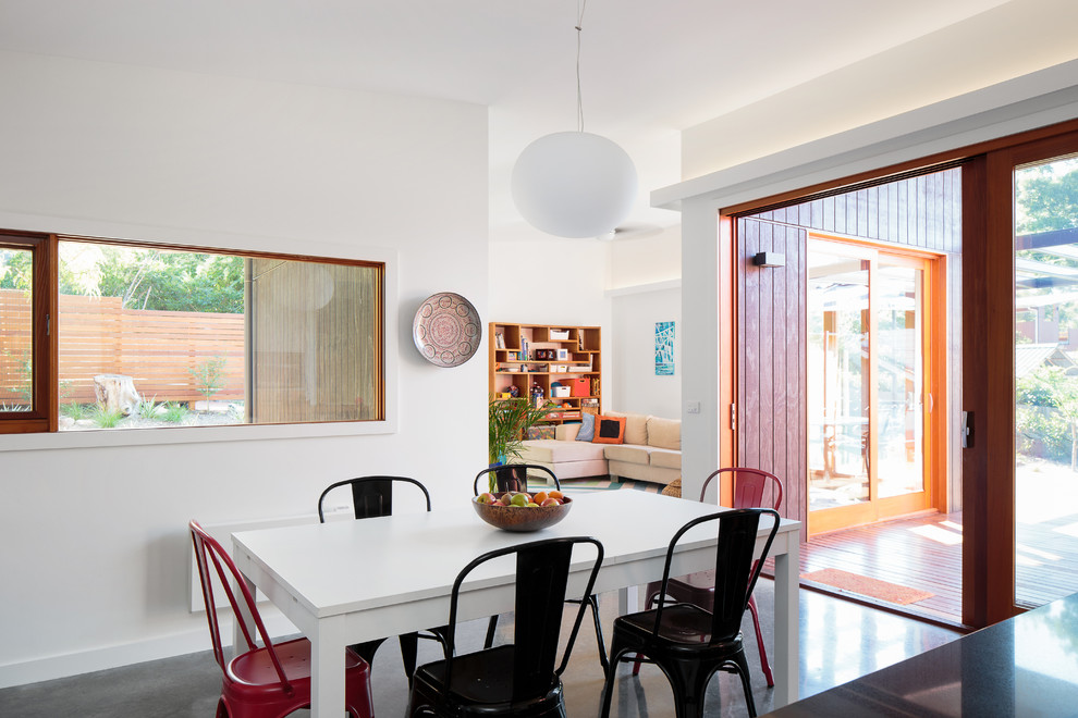 Photo of a contemporary dining room in Canberra - Queanbeyan.