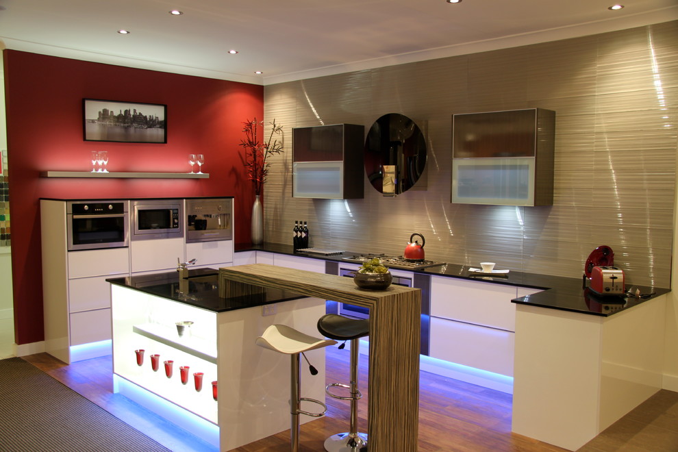 This is an example of a contemporary kitchen in Sydney.