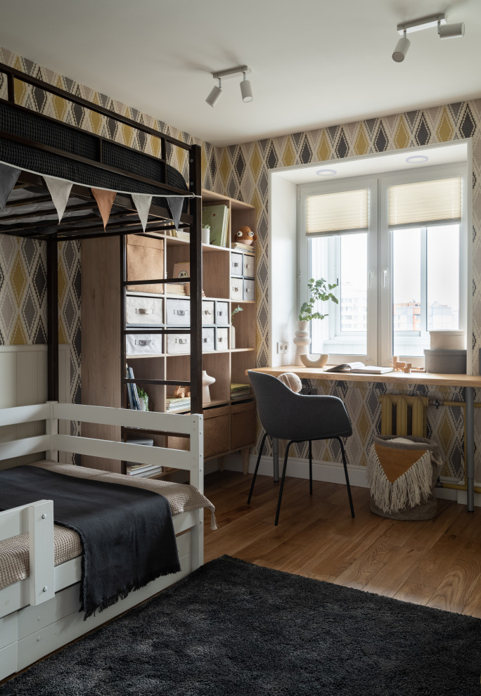 Idée de décoration pour une petite chambre d'enfant de 4 à 10 ans avec un mur jaune, un sol en bois brun et du papier peint.
