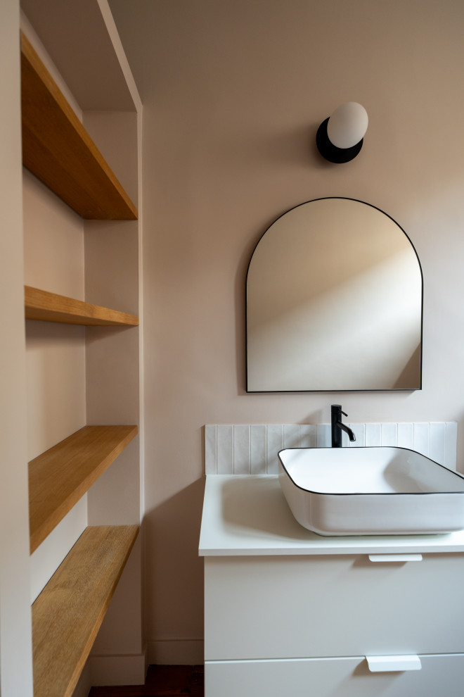 This is an example of a transitional bathroom in Bordeaux.