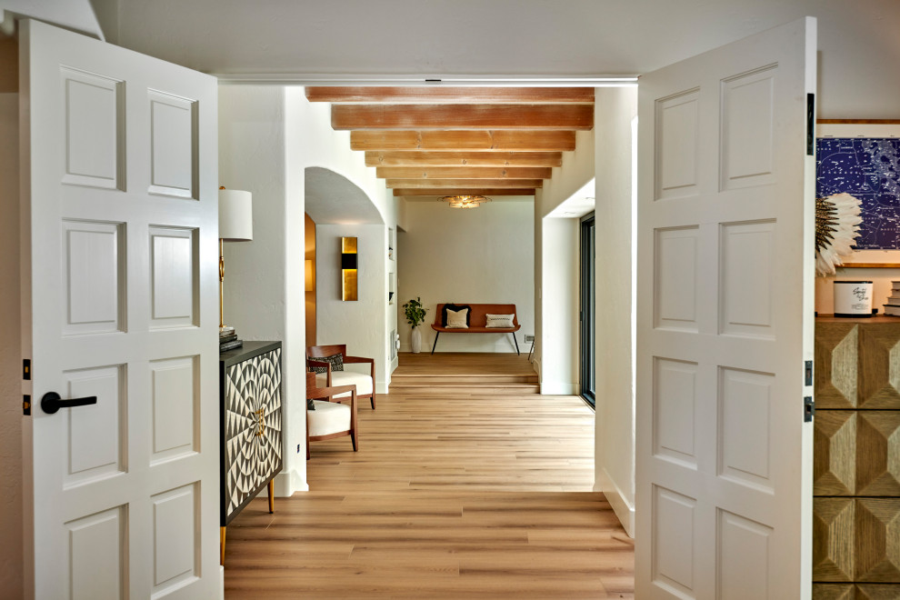 Esempio di una grande camera matrimoniale classica con pareti bianche, pavimento in legno massello medio, pavimento marrone e soffitto in legno