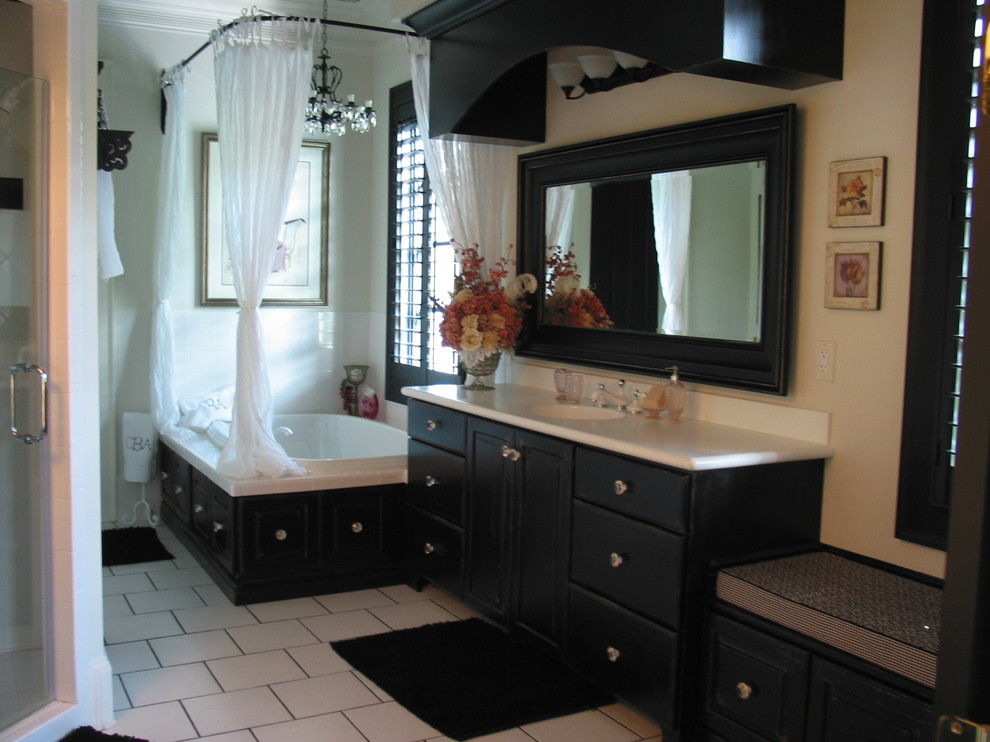 Vintage Parisian Black and White bedroom suite (bathroom)