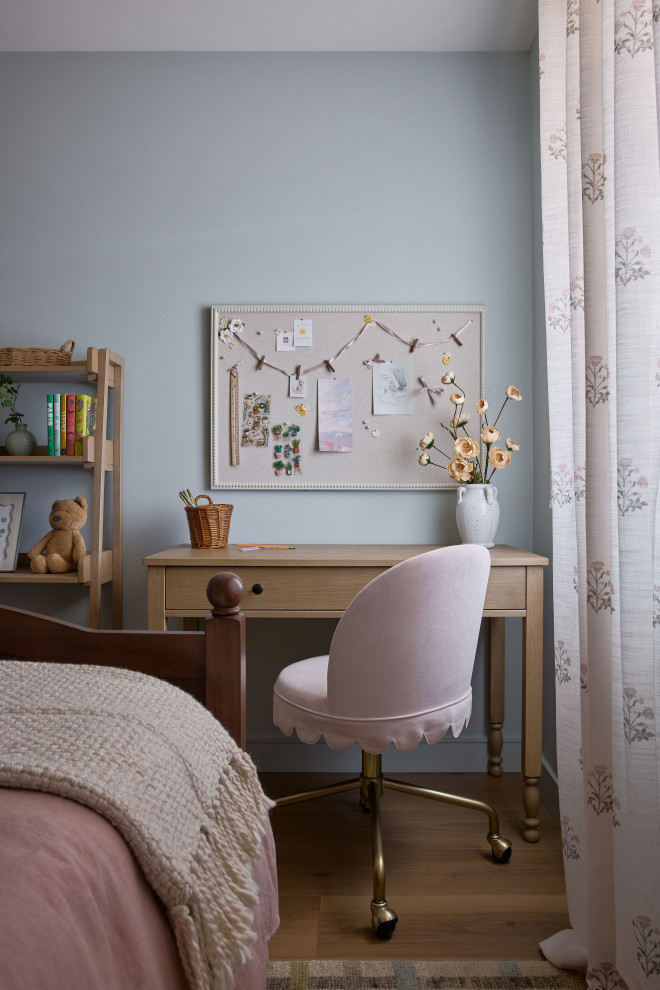 Kids' room - mid-century modern kids' room idea in Los Angeles