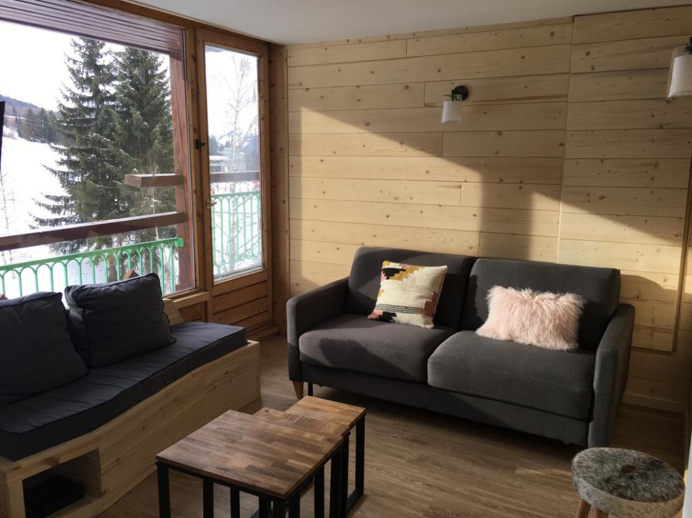 Mountain style living room photo in Grenoble