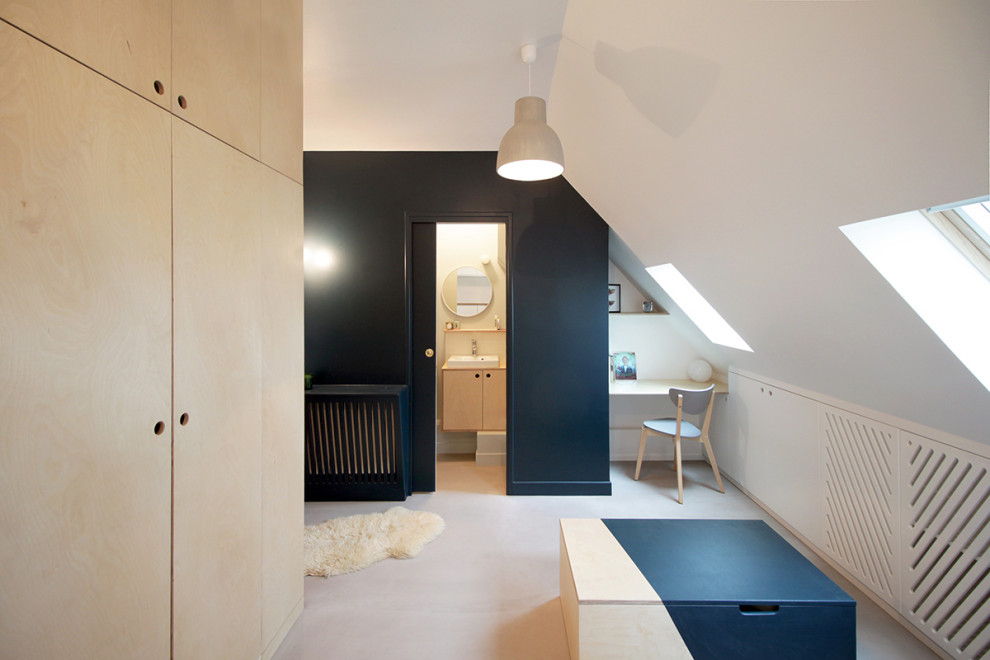 Kleine Moderne Bibliothek im Loft-Stil mit weißer Wandfarbe, Betonboden, verstecktem TV und grauem Boden in Paris