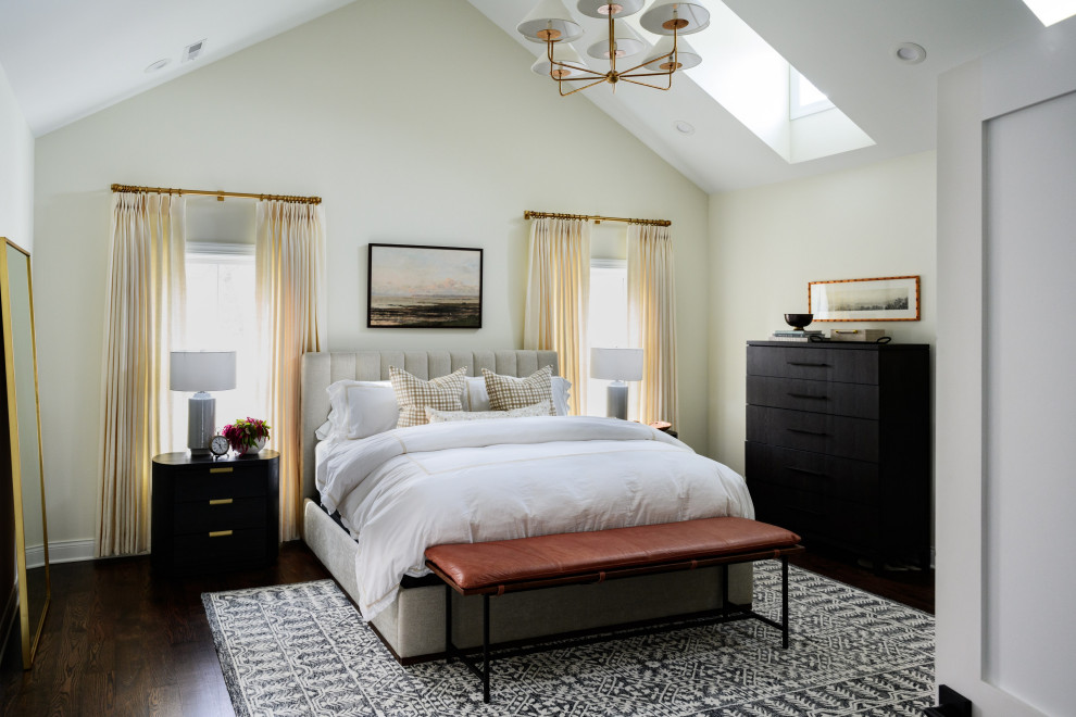 На фото: спальня в стиле неоклассика (современная классика) с бежевыми стенами, темным паркетным полом, коричневым полом и сводчатым потолком