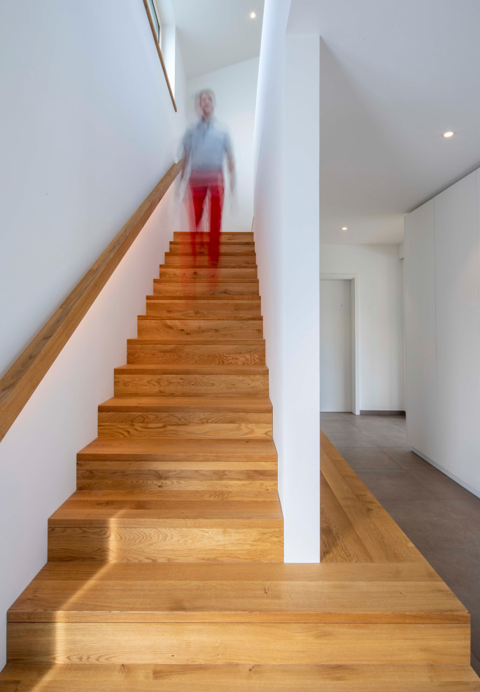 Gerade Skandinavische Holztreppe mit Holz-Setzstufen in München