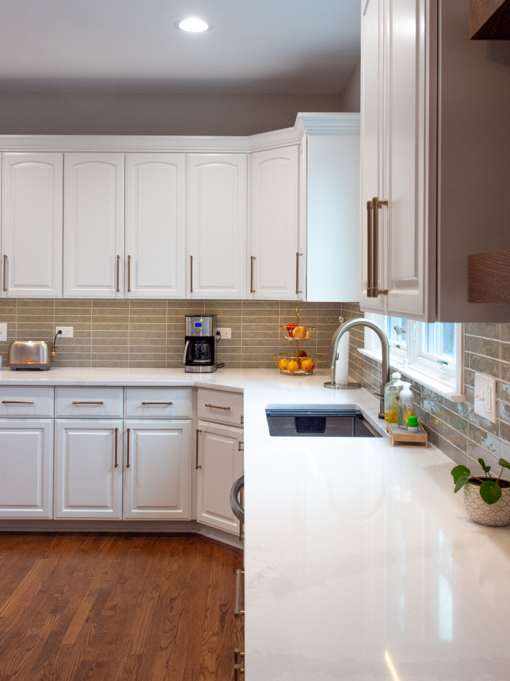 Immagine di una cucina minimal di medie dimensioni con ante bianche, paraspruzzi blu, elettrodomestici in acciaio inossidabile e top bianco