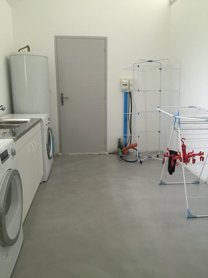 Photo of a modern laundry room in Rennes.