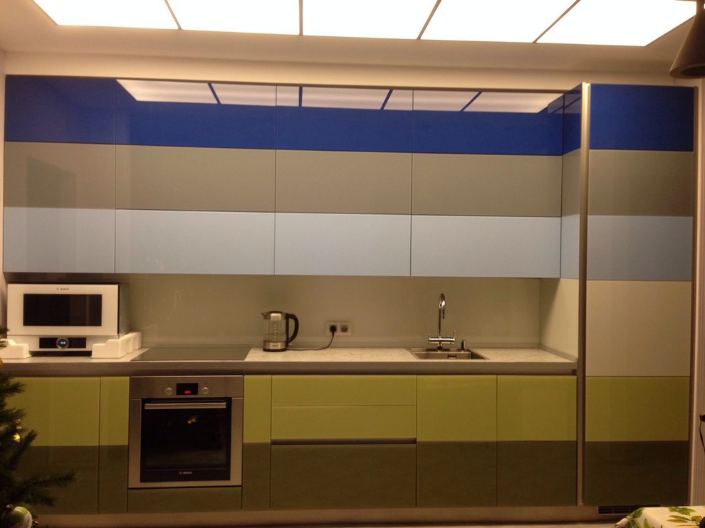 Кухня-гостиная Тетрис с фасадами из стекла