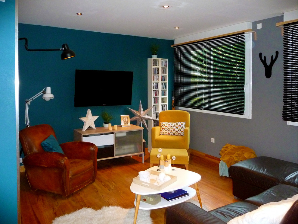 Inspiration for a small midcentury open concept living room in Brest with blue walls, light hardwood floors, a wall-mounted tv, brown floor and no fireplace.