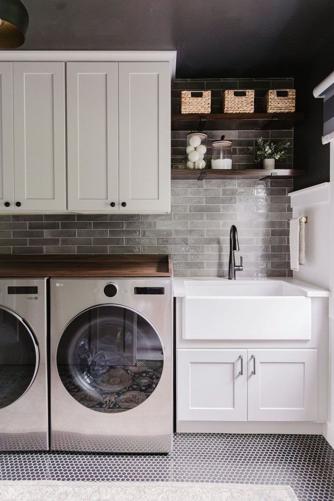 Cottage laundry room photo in Detroit