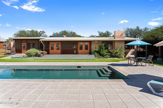Desert Ranch House american-southwest-swimming-pool-and-hot-tub