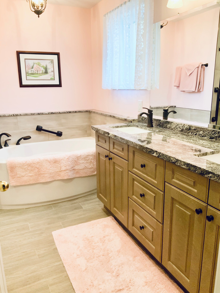 Cette photo montre une salle de bain principale chic de taille moyenne avec un placard avec porte à panneau surélevé, des portes de placard grises, une baignoire en alcôve, une douche double, WC séparés, un carrelage gris, des carreaux de porcelaine, un mur rose, un sol en carrelage de céramique, un lavabo encastré, un plan de toilette en granite, un sol gris, une cabine de douche à porte coulissante, un plan de toilette multicolore, un banc de douche, meuble double vasque et meuble-lavabo sur pied.