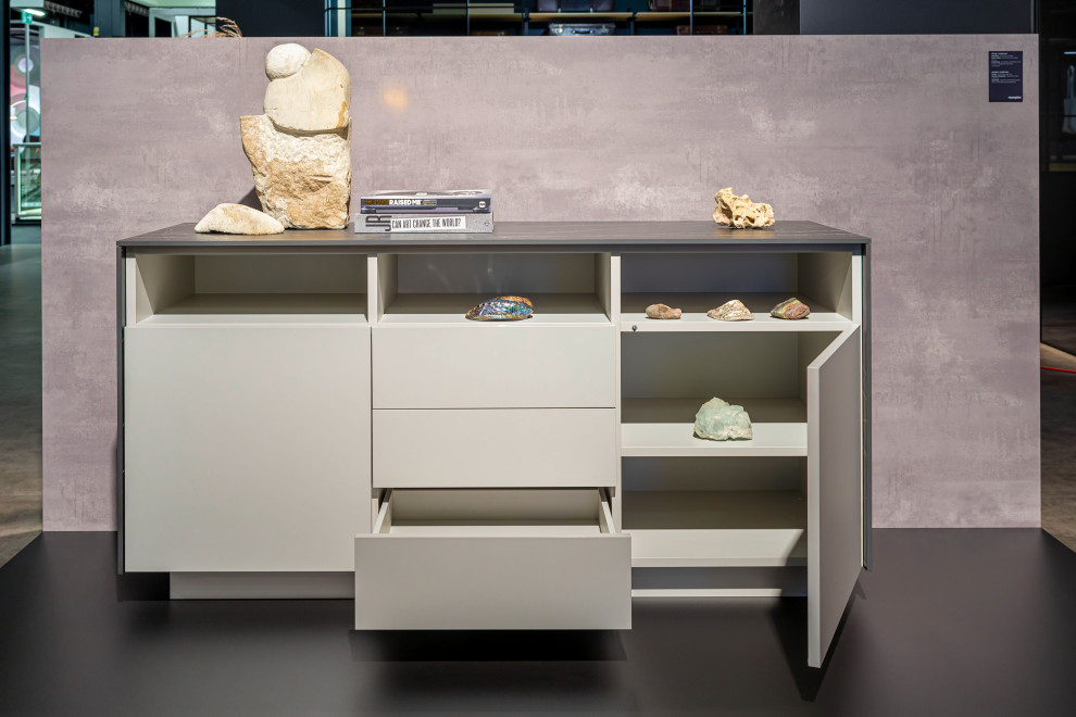 Белый комод raumplus с верхом под черный мрамор с выставки IMM Cologne 2020