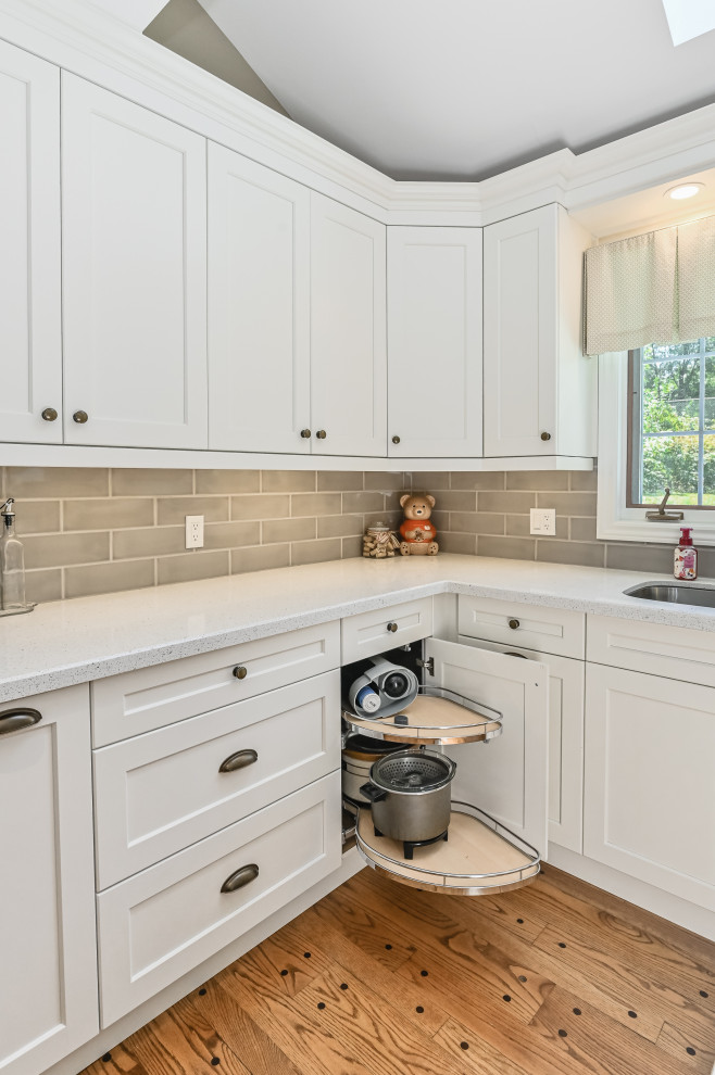 Kitchen - transitional kitchen idea