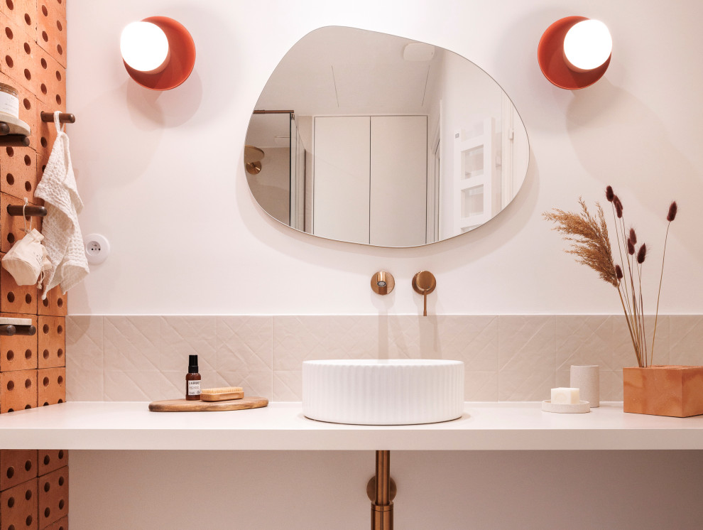 На фото: ванная комната в классическом стиле с белыми стенами, полом из керамической плитки, накладной раковиной, столешницей из ламината, бежевым полом, бежевой столешницей и окном с