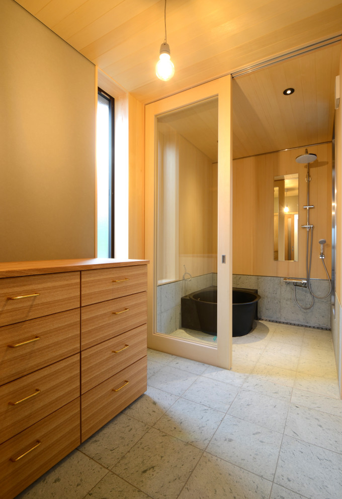 中くらいな和モダンなおしゃれな浴室 (大理石の床、木製洗面台、グレーの床、引戸のシャワー、板張り天井、板張り壁) の写真