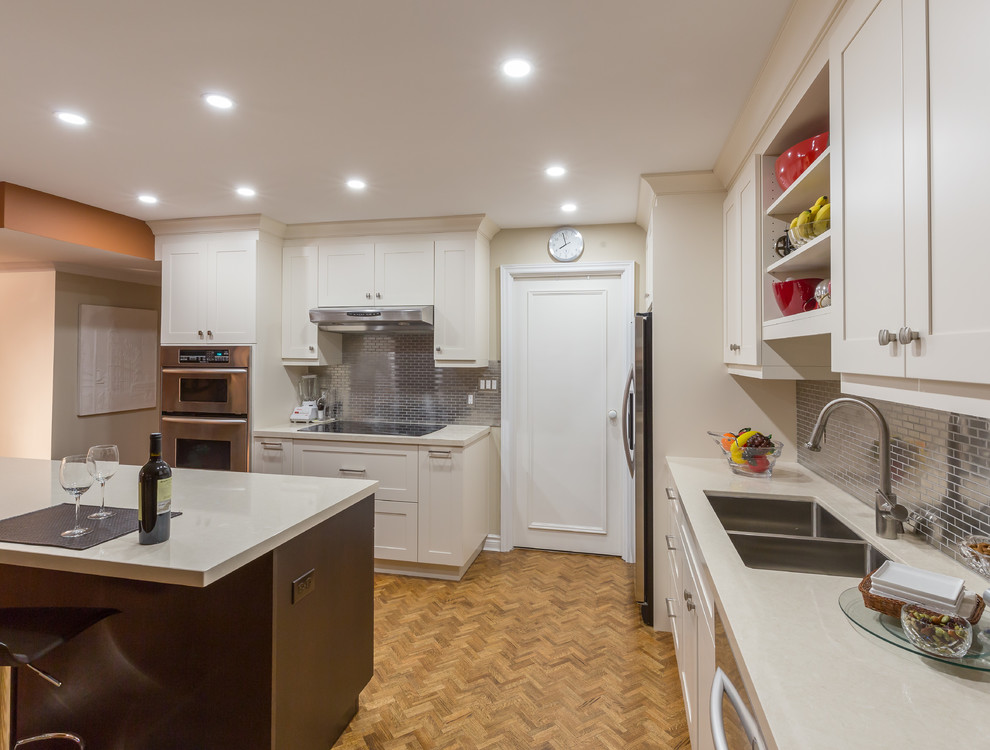 Kitchen - transitional kitchen idea in Toronto
