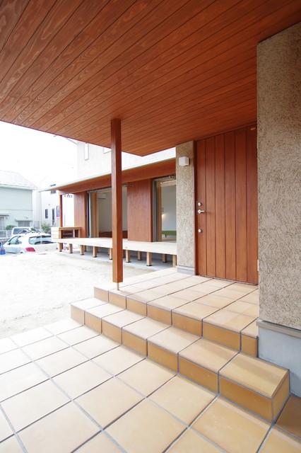 畳リビングでほっこりくつろぐ家 moderno-porche