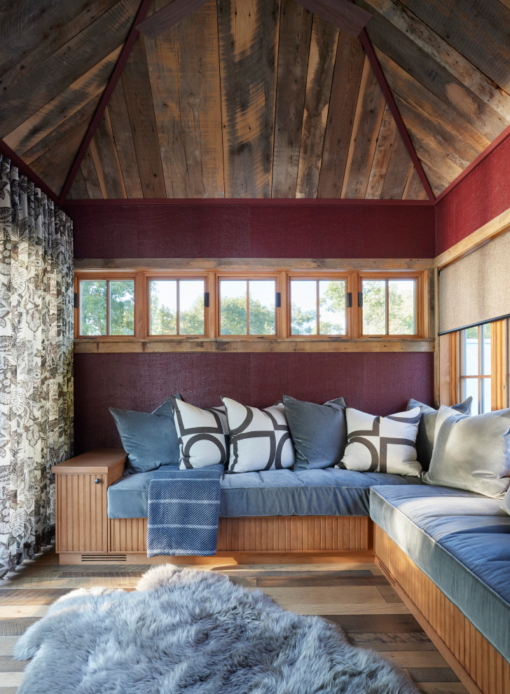 Stilmix Gästezimmer mit roter Wandfarbe, dunklem Holzboden, braunem Boden, Holzdecke und Tapetenwänden in Sonstige