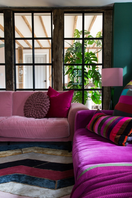 Pink Sofas - Tenterden Oast industriell-vardagsrum