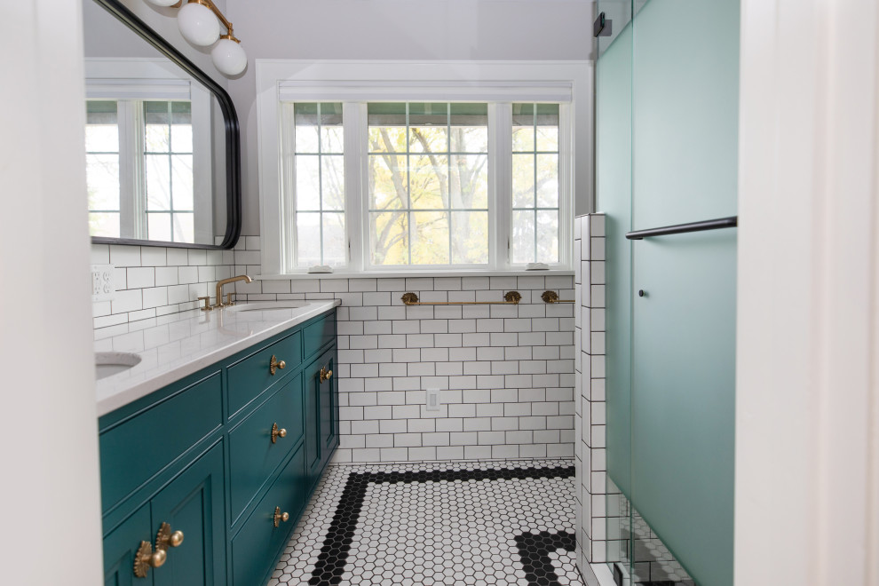 Стильный дизайн: главная ванная комната среднего размера в стиле неоклассика (современная классика) с фасадами с утопленной филенкой, душем в нише, раздельным унитазом, белой плиткой, плиткой кабанчик, серыми стенами, полом из мозаичной плитки, врезной раковиной, столешницей из искусственного кварца, разноцветным полом, душем с распашными дверями, белой столешницей, нишей, тумбой под две раковины, встроенной тумбой, панелями на стенах и синими фасадами - последний тренд