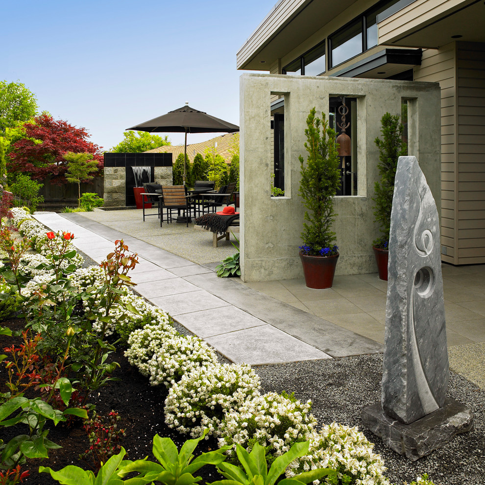 Inspiration for a contemporary patio in Vancouver with a water feature.