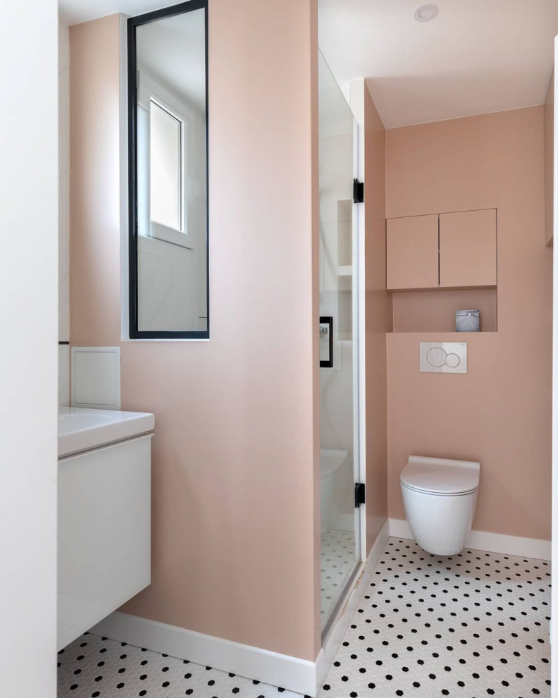 Imagen de cuarto de baño moderno con baldosas y/o azulejos rosa, suelo con mosaicos de baldosas y suelo blanco