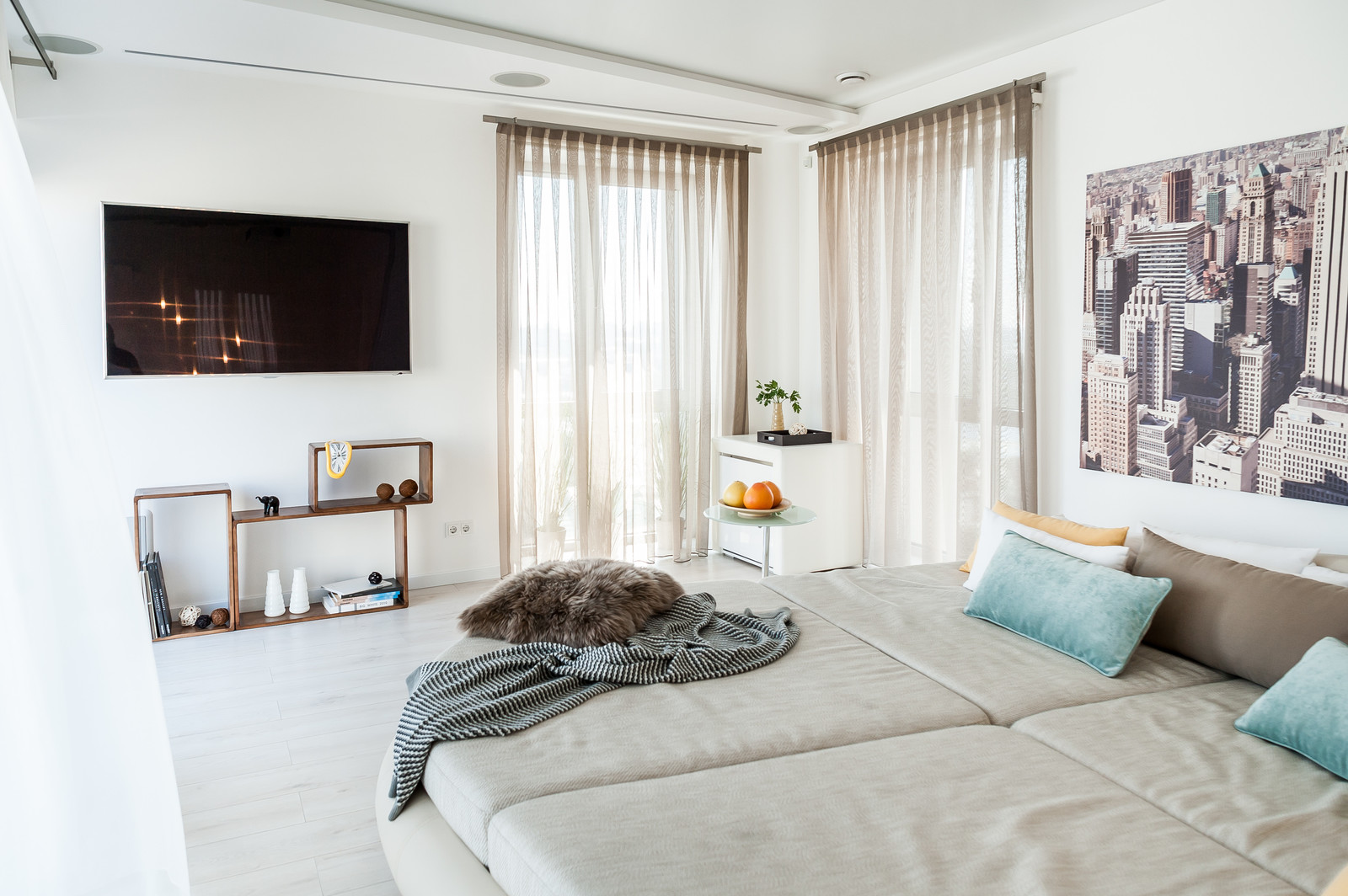 Светлый hi-tech